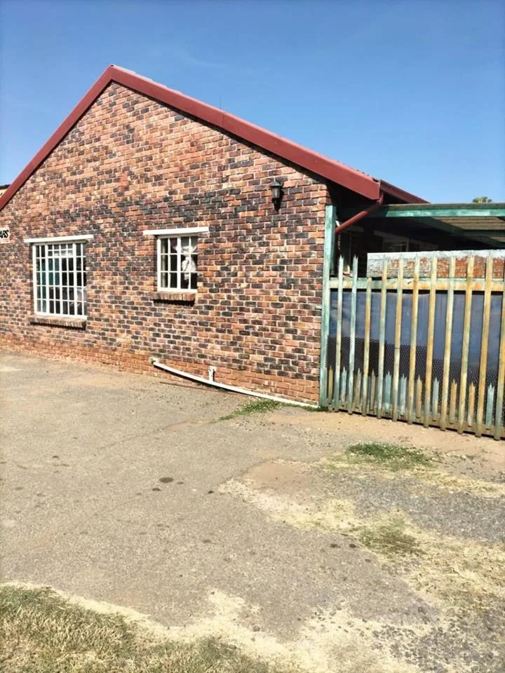 3 Bedroom House for sale in Oos Einde