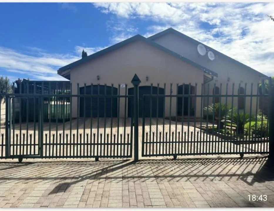 3 Bedroom House for sale in Riebeeckstad