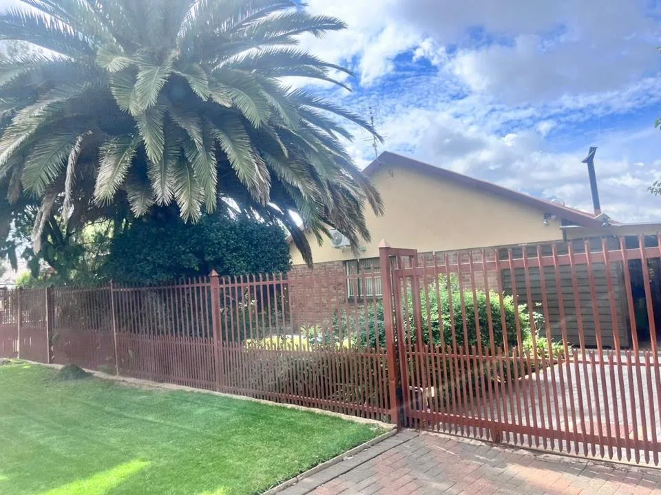 4 Bedroom House for sale in Pellissier