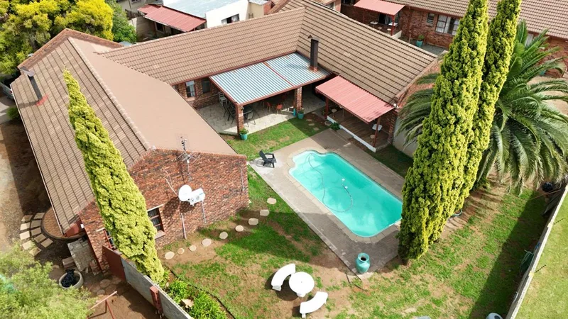 12 Bedroom House for sale in Pellissier