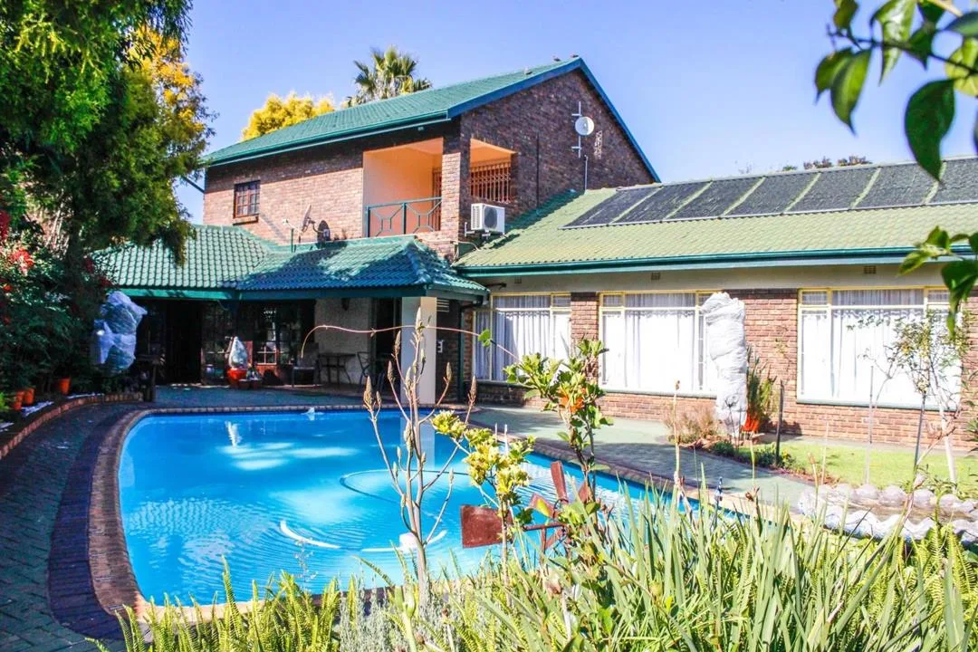 4 Bedroom House for sale in Kanonkop