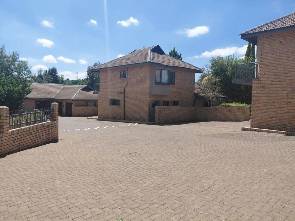 3 Bedroom Townhouse for sale in Spitskop SH