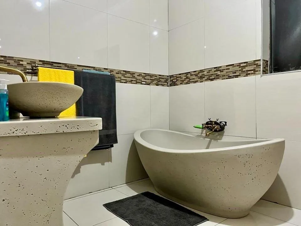 4 Bedroom House for sale in Aerorand
