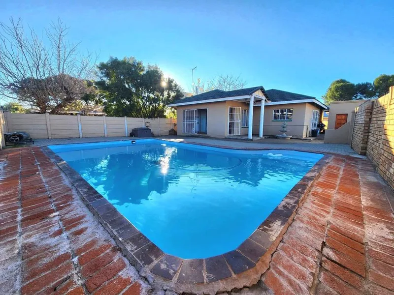 3 Bedroom House for sale in Rhodesdene