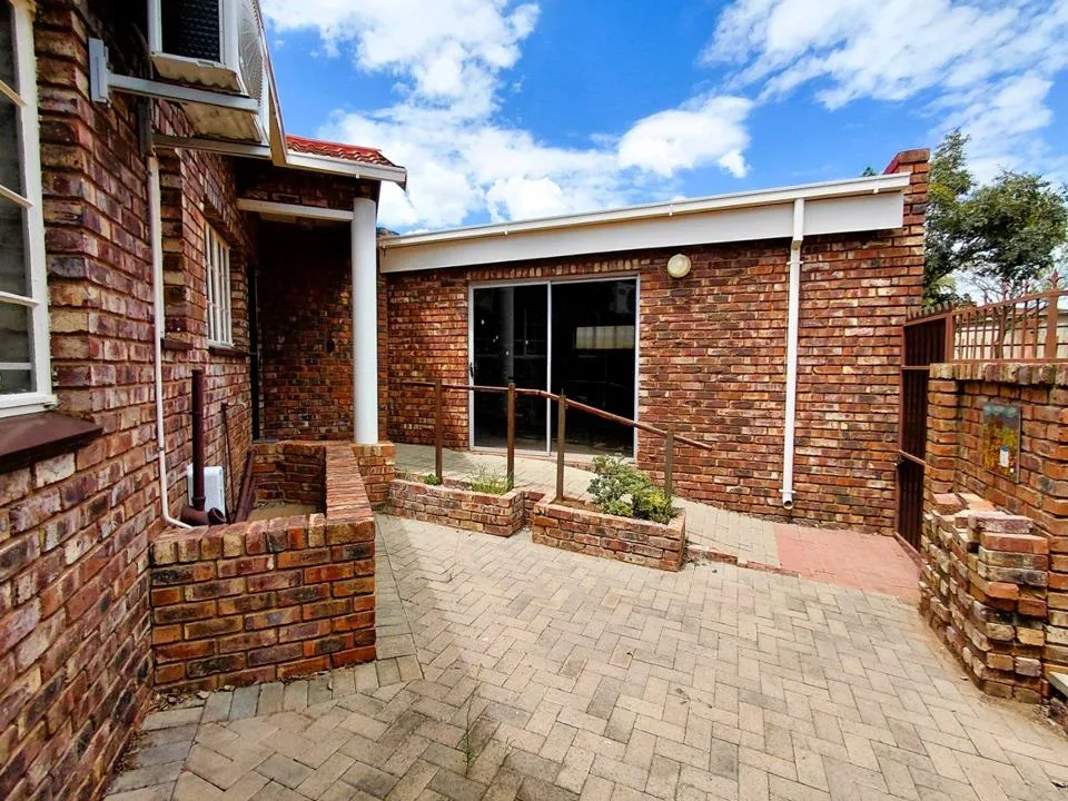 3 Bedroom Townhouse for sale in Uitsig