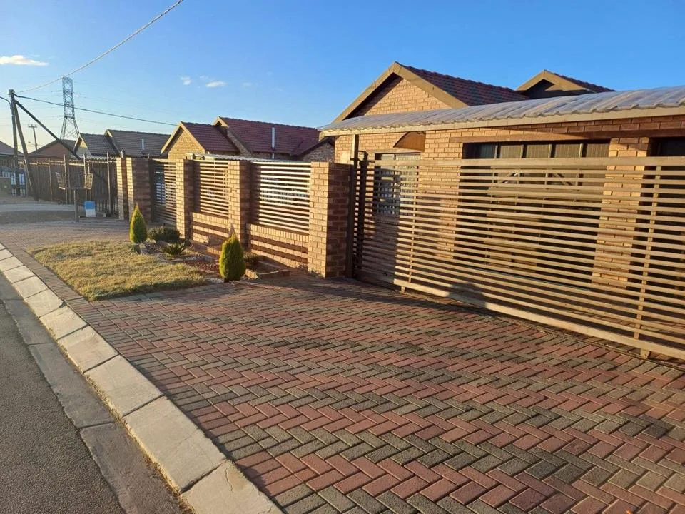 3 Bedroom House for sale in Mandela View