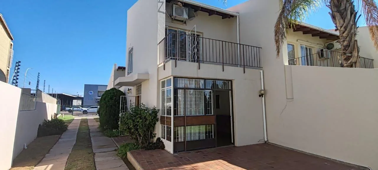 2 Bedroom Townhouse for sale in Middelpos
