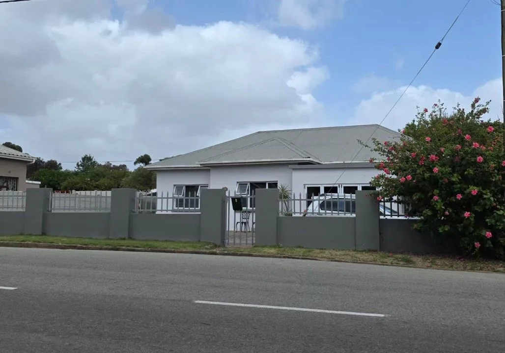 3 Bedroom House for sale in Albertinia