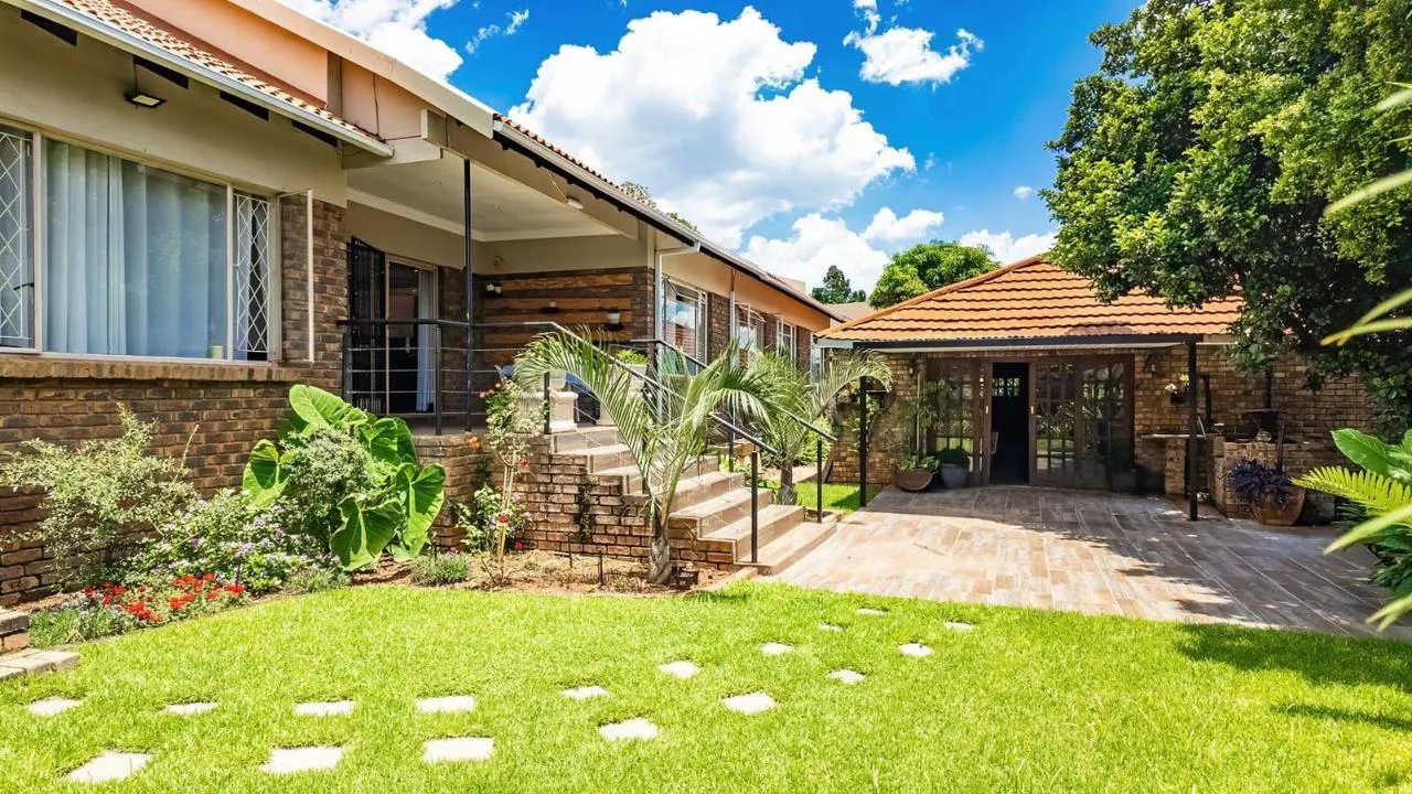 3 Bedroom House for sale in Magalieskruin