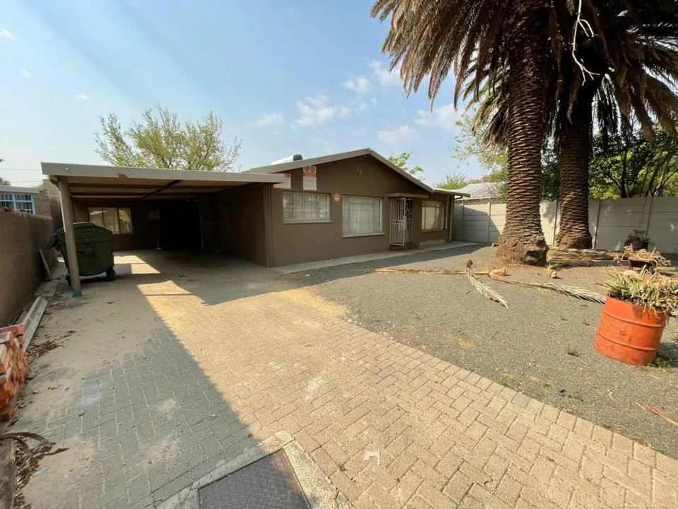 8 Bedroom House for sale in Brandwag