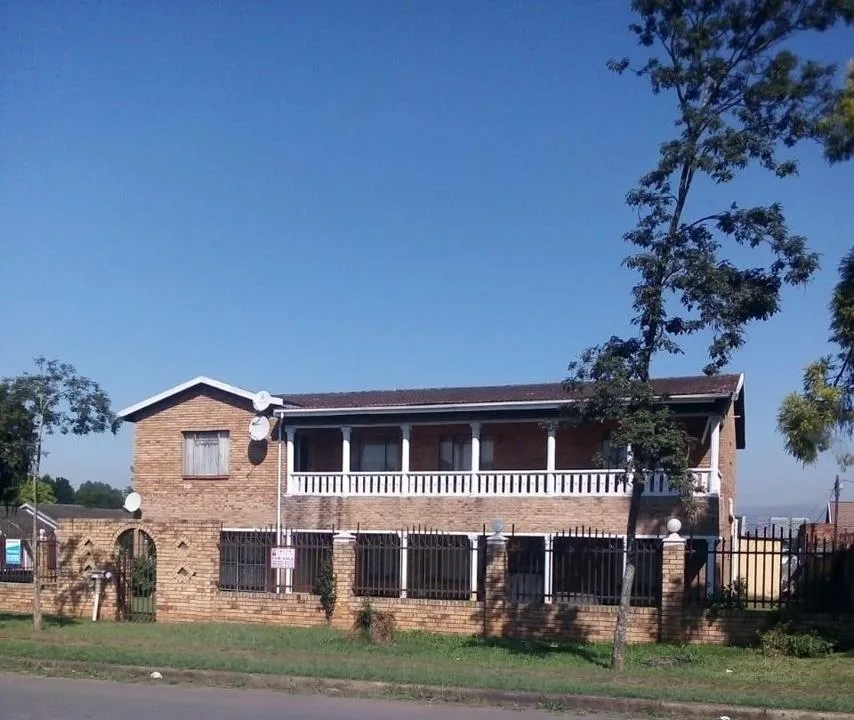 8 Bedroom House for sale in Mountain Rise