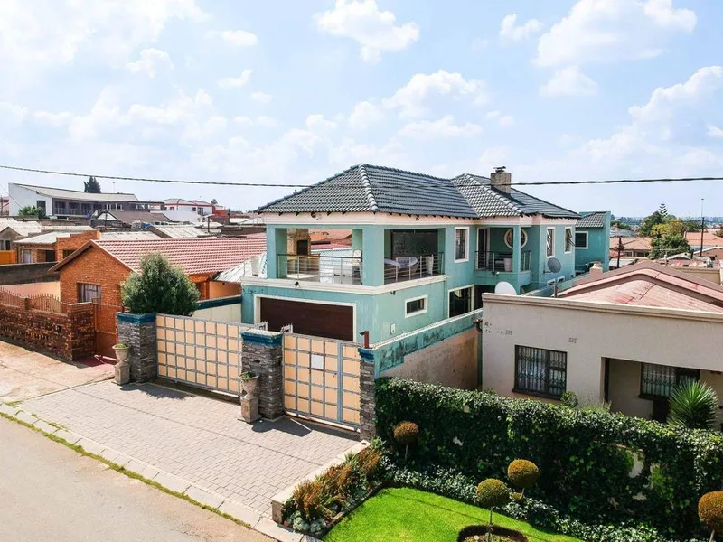 5 Bedroom House for sale in Moroka