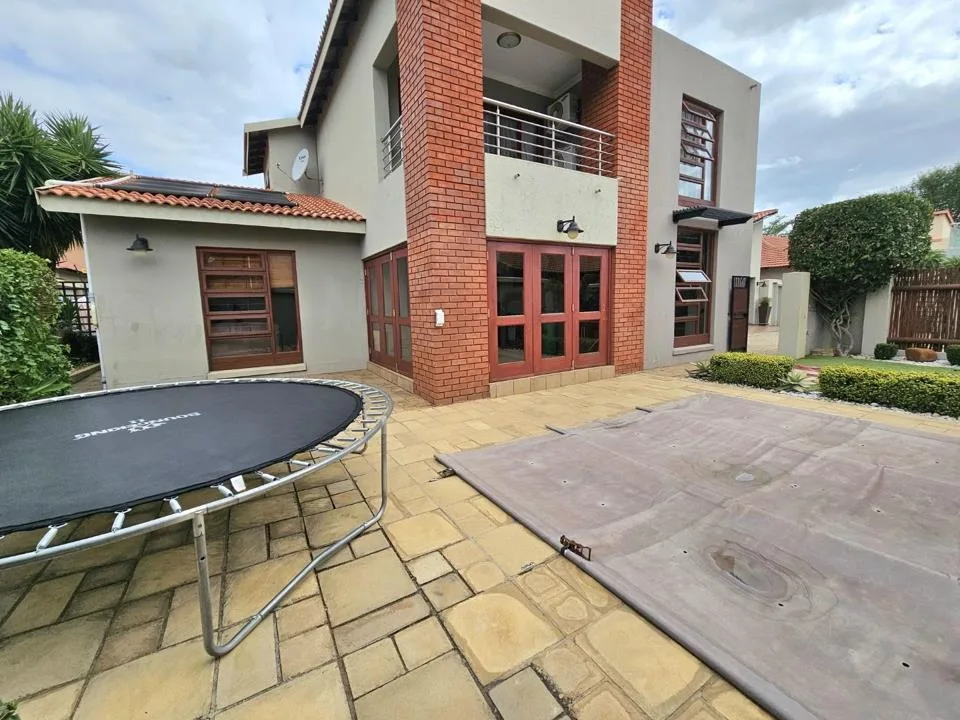 4 Bedroom House for sale in Thornhill