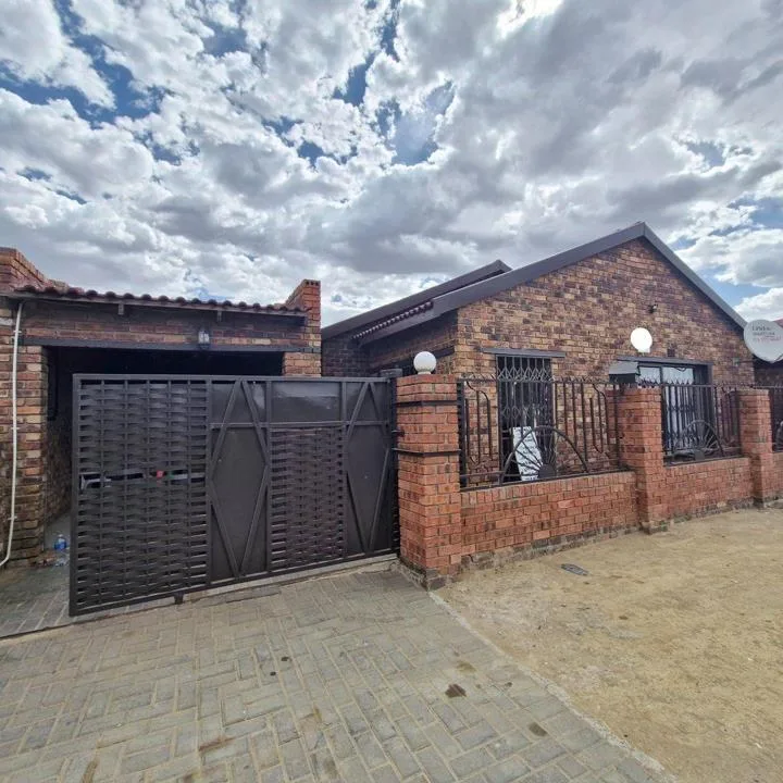 3 Bedroom House for sale in Embalenhle