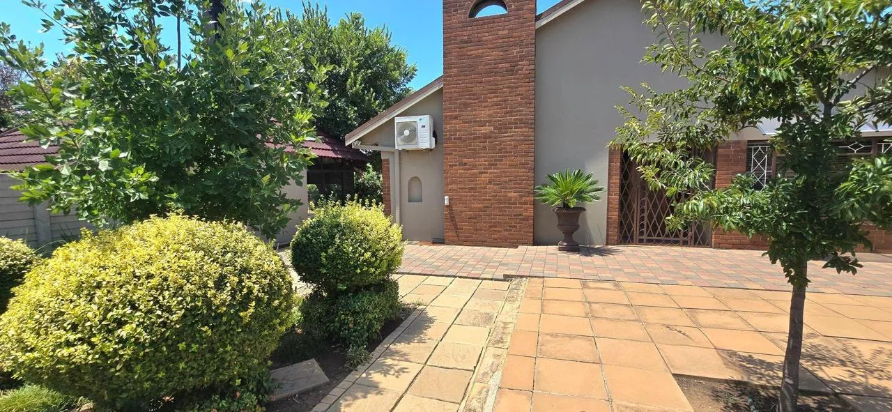 4 Bedroom House for sale in Pellissier
