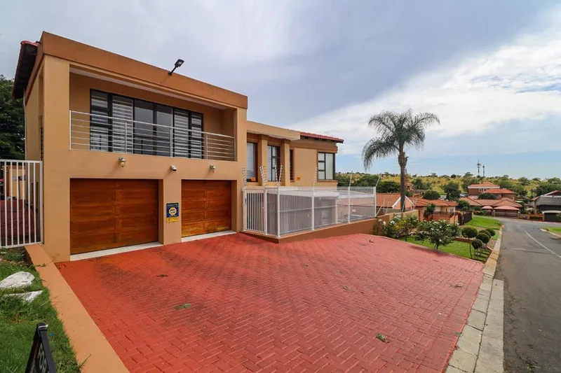 5 Bedroom House for sale in Safari Gardens