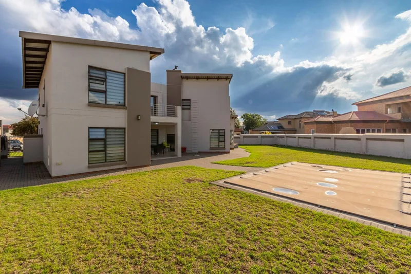 4 Bedroom House in Helderwyk