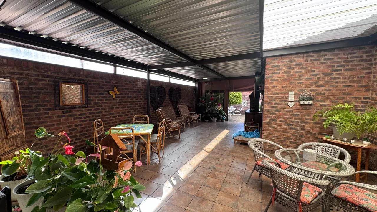 3 Bedroom House for sale in Rhodesdene