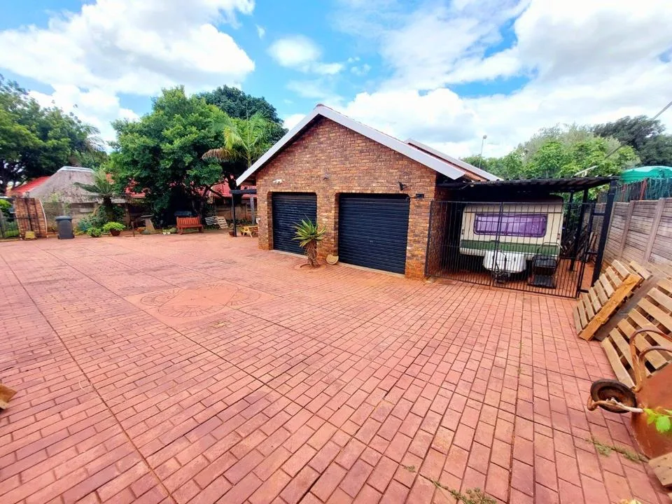 3 Bedroom House for sale in Ninapark