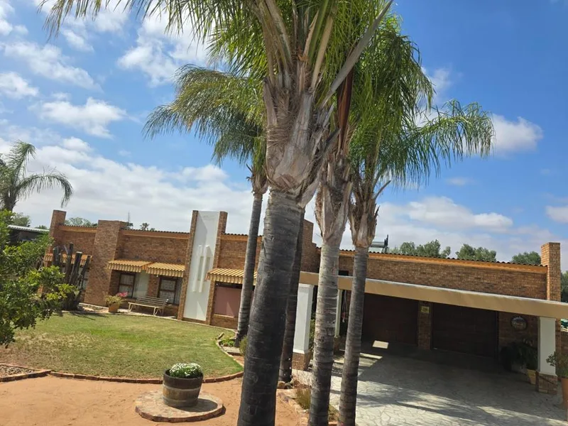 4 Bedroom House for sale in Vanrhynsdorp