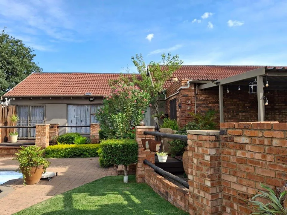 4 Bedroom House for sale in Model Park