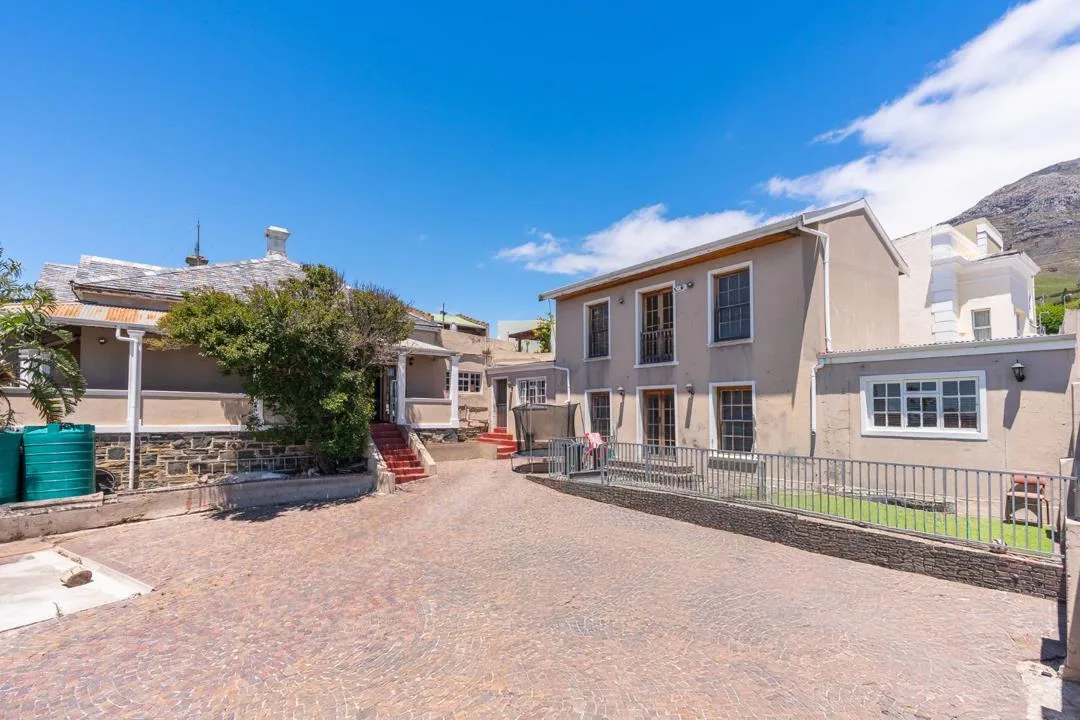 8 Bedroom House for sale in Walmer Estate