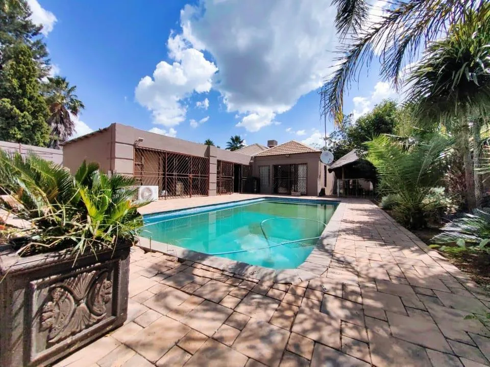 5 Bedroom House for sale in Van Der Hoff Park