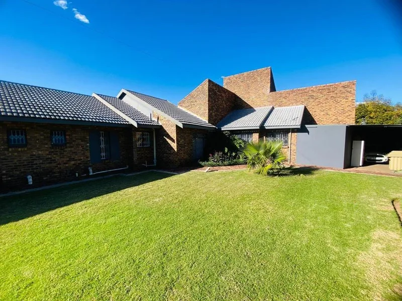 5 Bedroom House for sale in Vaalpark