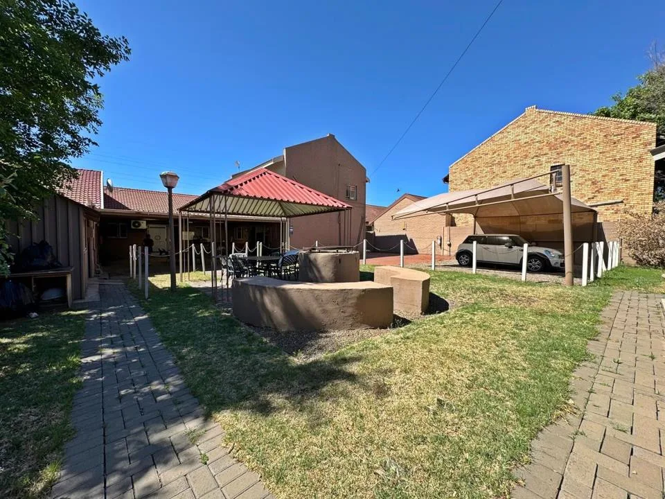 8 Bedroom House for sale in Universitas