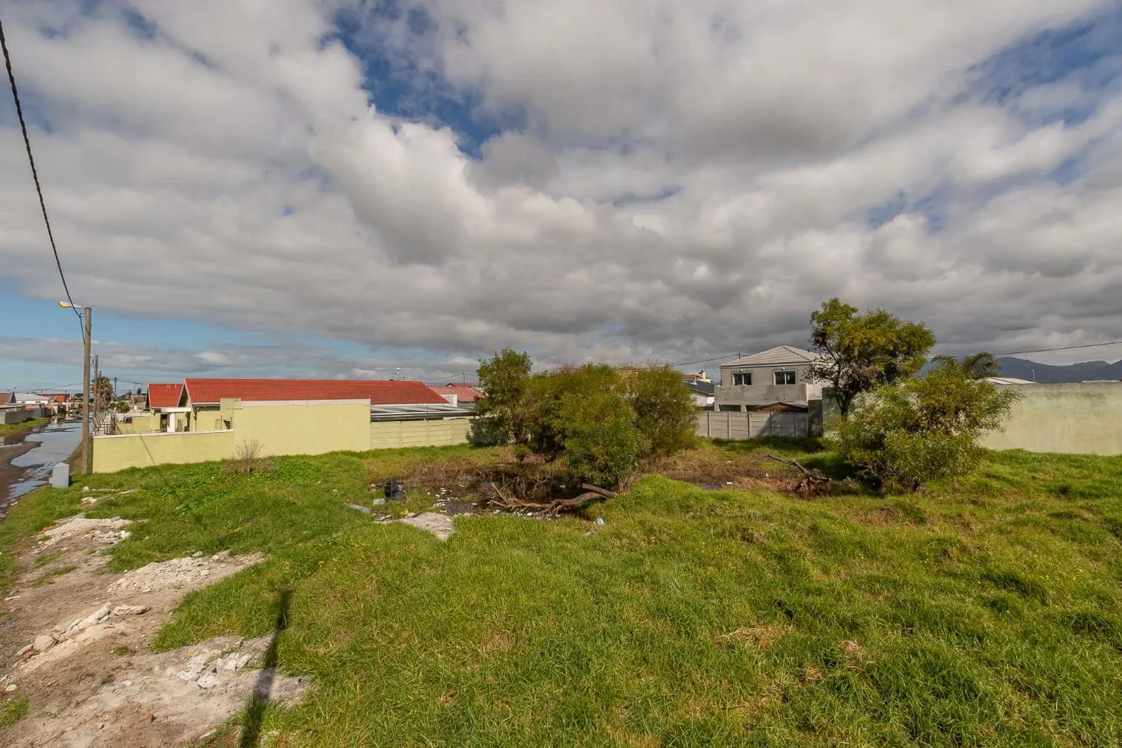 987 m² Land available in Mitchells Plain