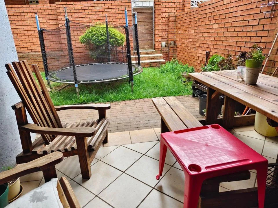2 Bedroom Townhouse for sale in Die Hoewes