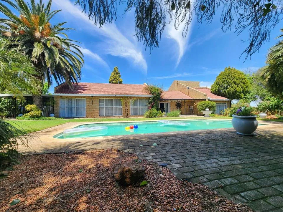 5 Bedroom House for sale in Riebeeckstad
