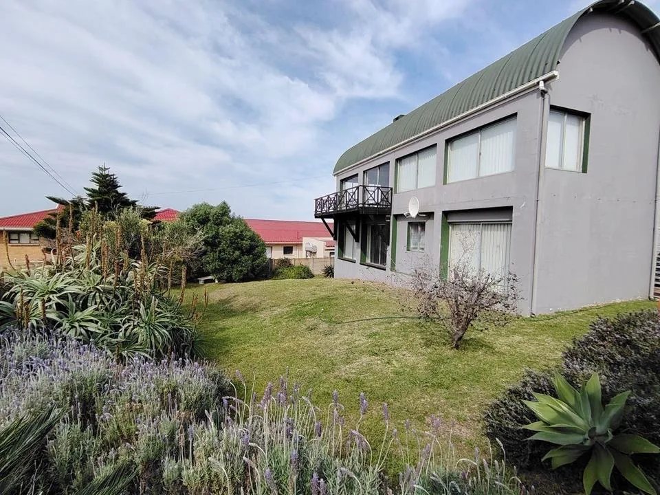 4 Bedroom House for sale in Jongensfontein
