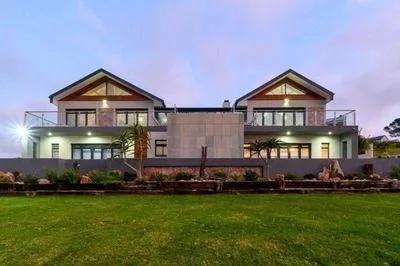 6 Bedroom House for sale in Kragga Kamma