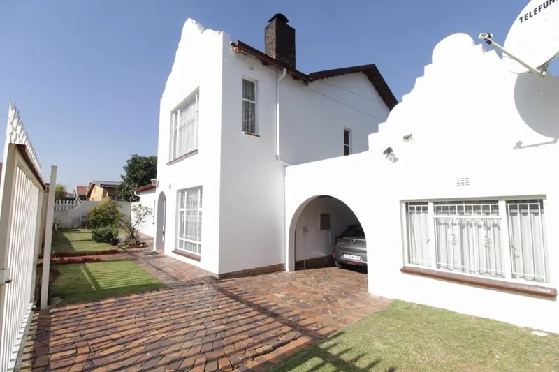 8 Bedroom House for sale in Riverlea