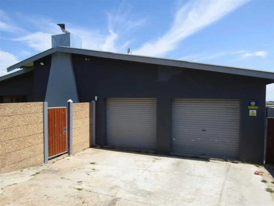 4 Bedroom House for sale in Humansdorp