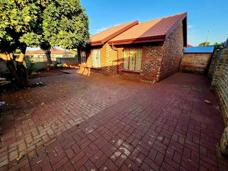 3 Bedroom House for sale in Geelhoutpark