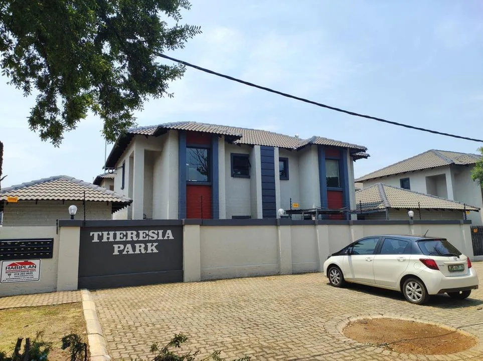 2 Bedroom Townhouse for sale in Die Bult