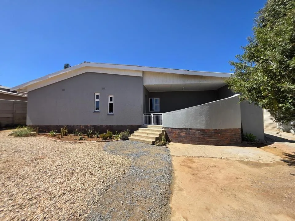 4 Bedroom House for sale in Oudtshoorn North