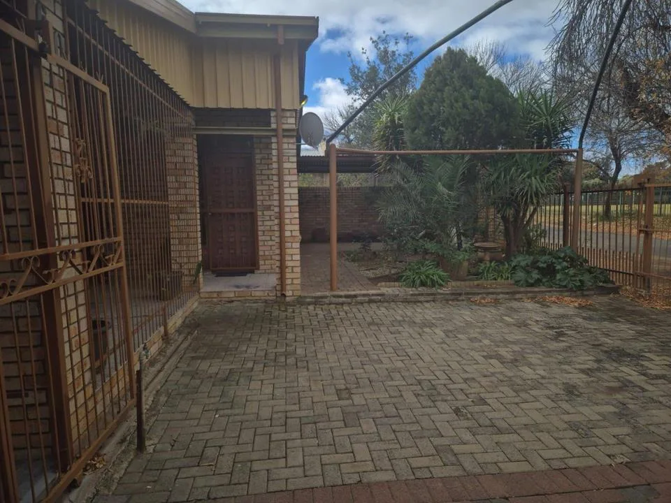 10 Bedroom House for sale in Brandwag