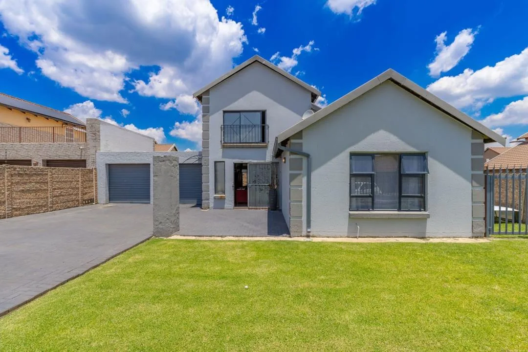 4 Bedroom House for sale in Sonneveld