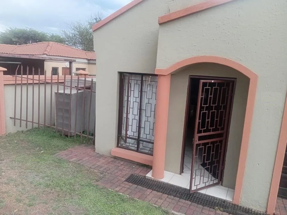 3 Bedroom House for sale in Hoeveld Park