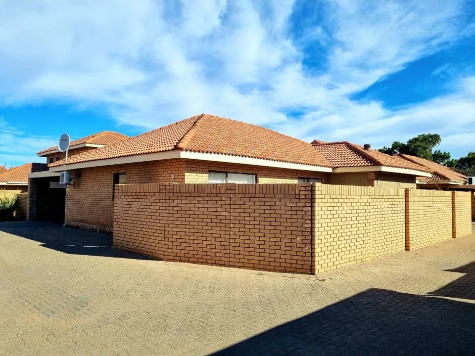 4 Bedroom House for sale in Roylglen Gardens