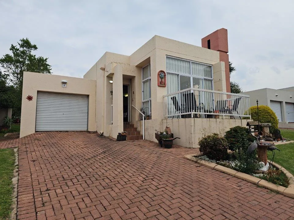 2 Bedroom Townhouse for sale in Rietvalleirand