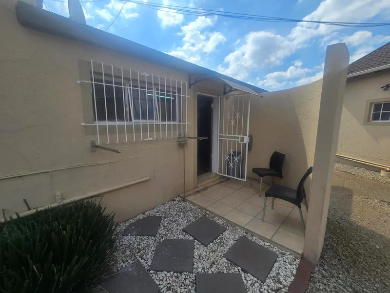 1 Bedroom Garden Cottage in Hurlyvale