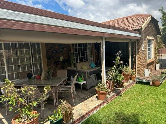 2 Bedroom Townhouse for sale in Honeydew Manor