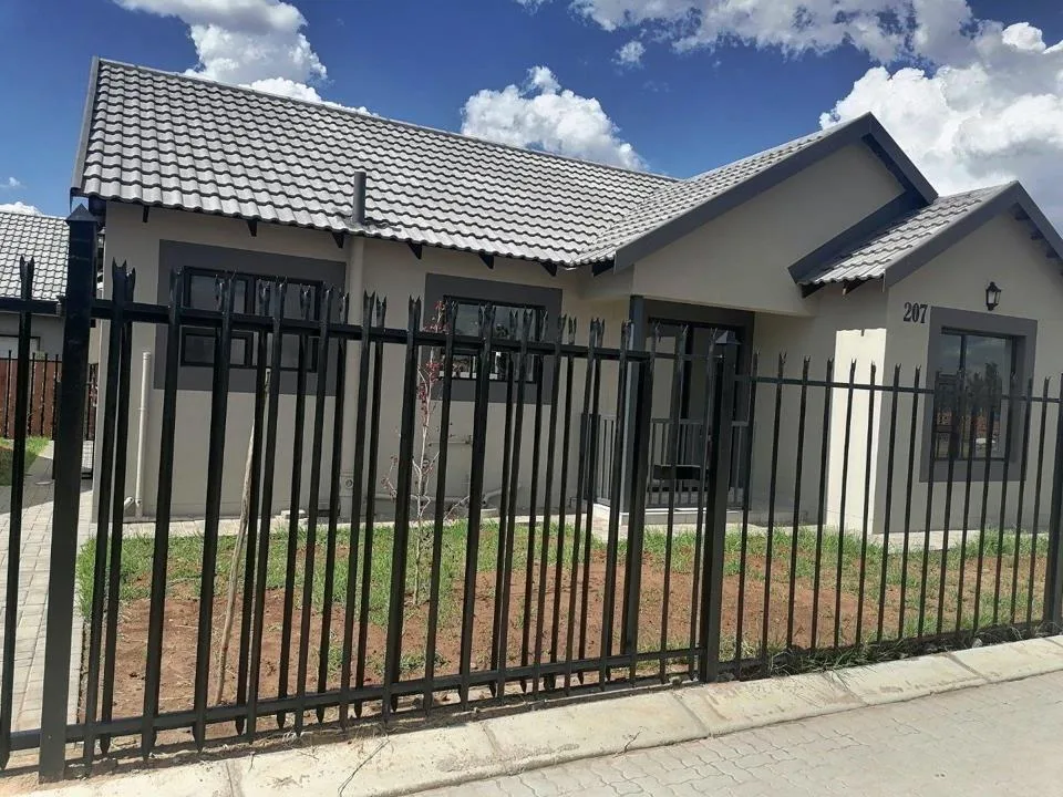 3 Bedroom Townhouse for sale in Bloemspruit