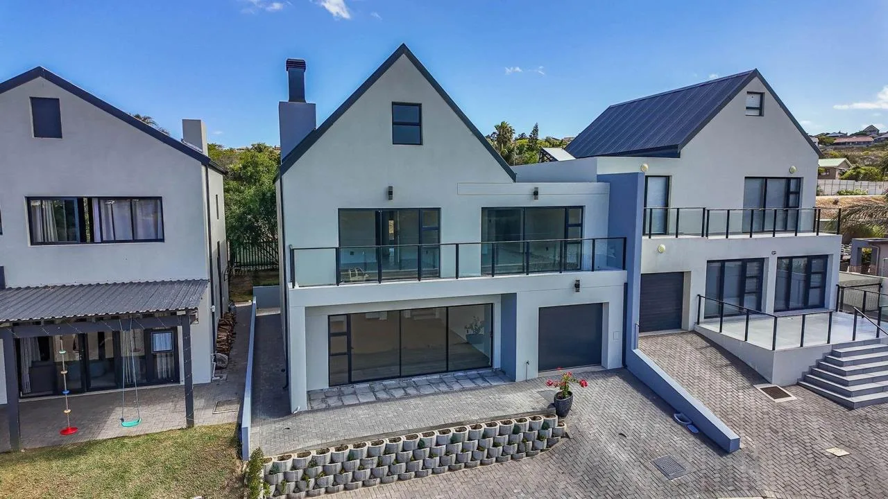 4 Bedroom House for sale in Hartenbos Heuwels