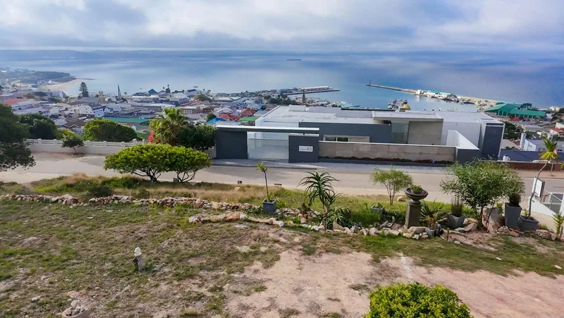 1 135 m² Land available in Mossel Bay Central