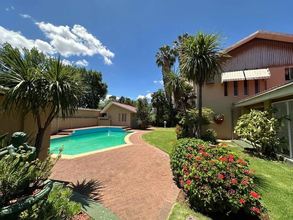 11 Bedroom House for sale in Universitas